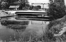 837984 Gezicht op een stuw in Valleikanaal bij Amersfoort of Leusden.